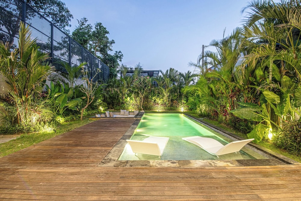 Opulent 5BR Modern Villa 400m From the Ocean