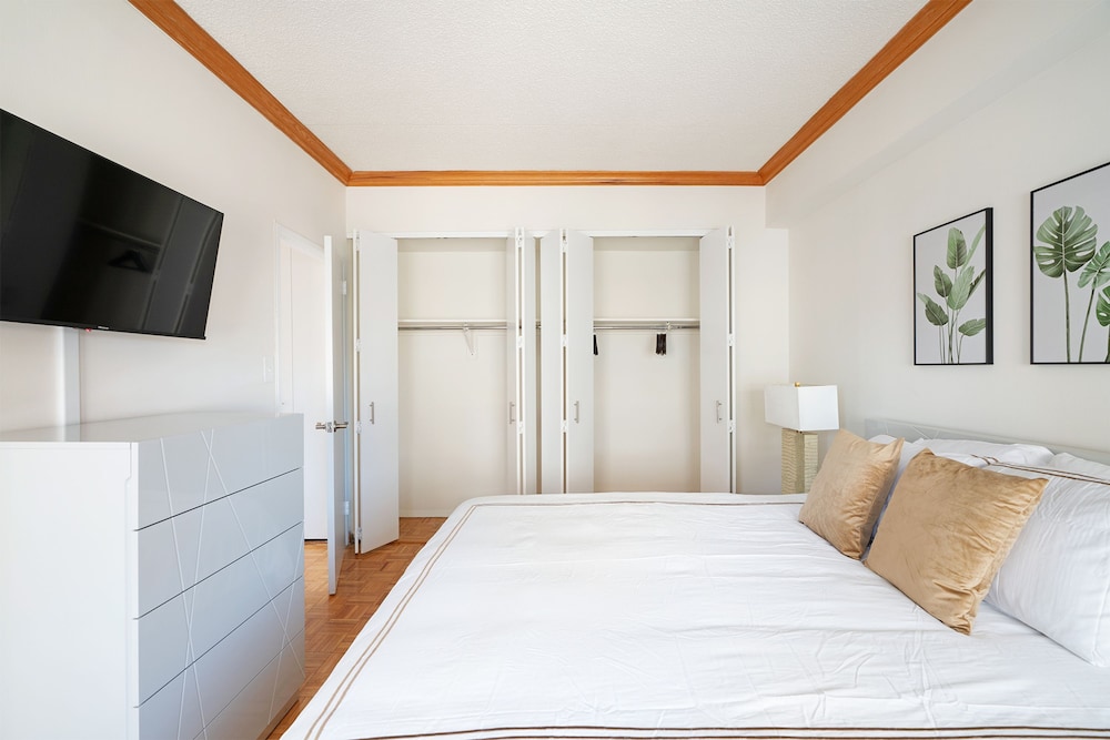 Contemporary 2 Bed 2 Bath Apt Bright and Sunny