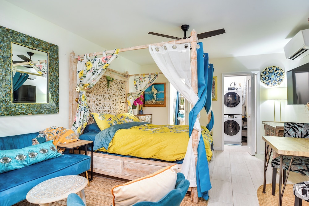 3 Mi to Vinoy Park: St Petersburg Gem w/ Patio!