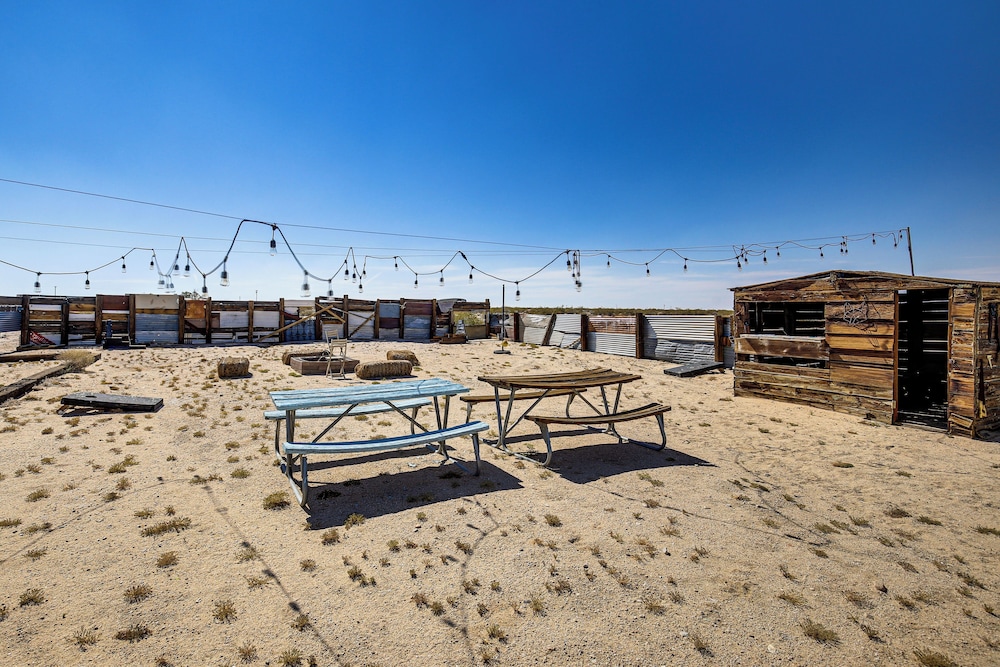 Boho Bungalow w/ Hot Tub: 16 Mi to Joshua Tree NP