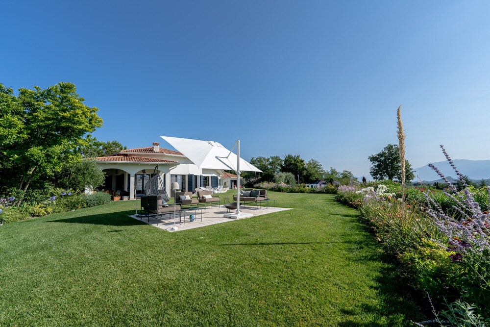 Charming Green and Blue Villa by Wonderful Italy