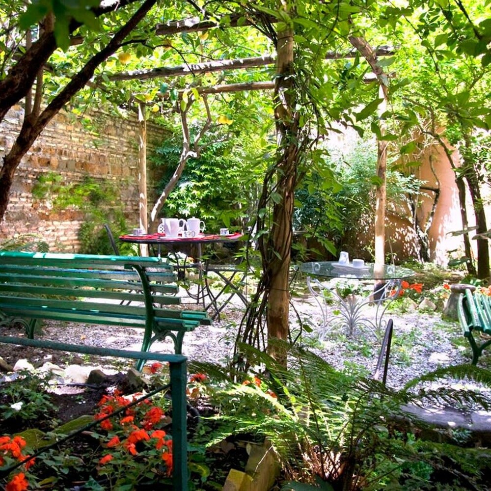 Rome With a Garden Delightful 1 Bedroom Apartment With Private Garden in Historic Trastevere