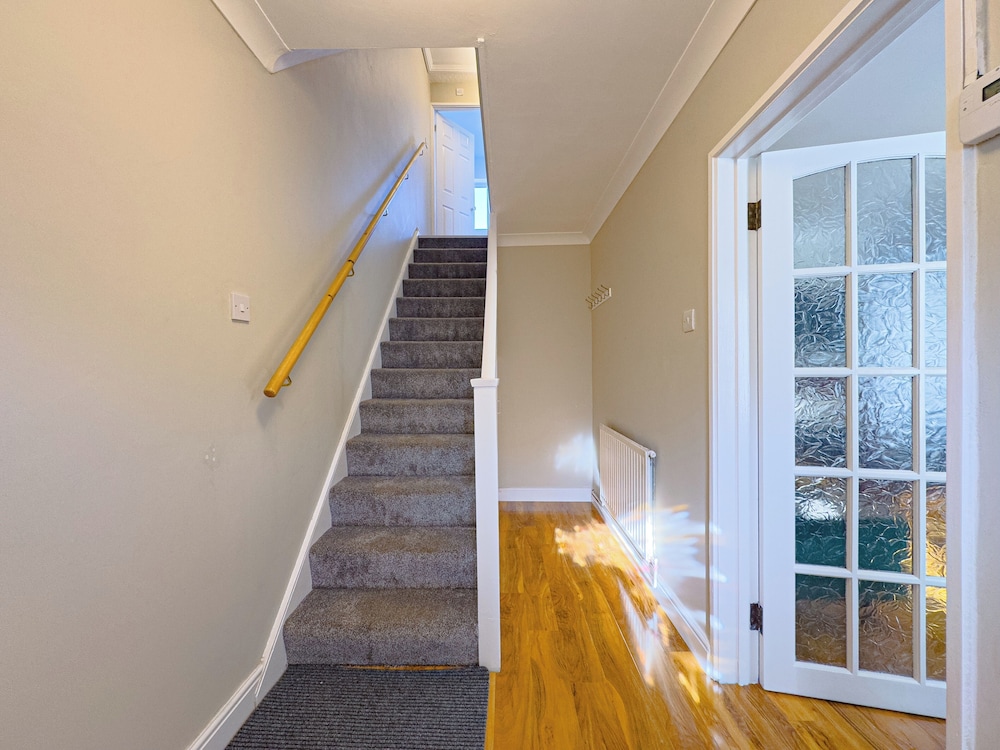 House - Sleeps 7, Private Garden & Parking