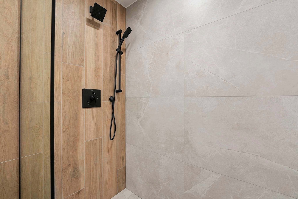 Modern 2br2ba Condo Free Parking and Balcony