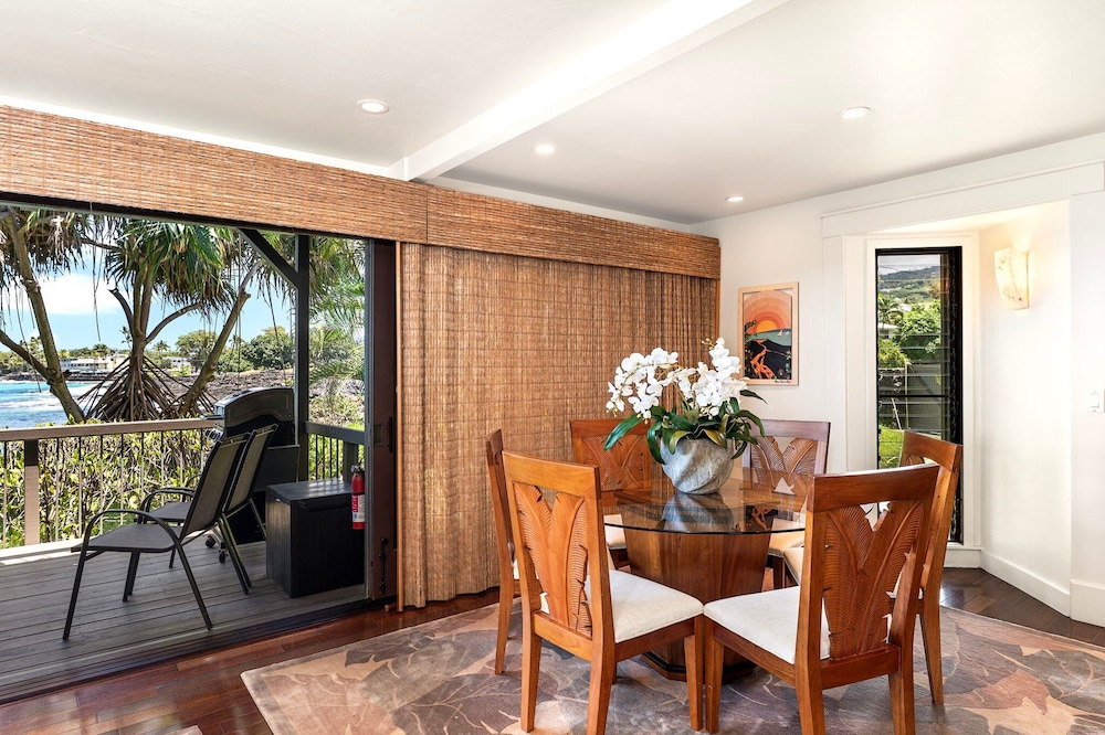 Beautiful Oceanfront - Air-conditioned - Sleeps 6 - Walk to Beach - Vrkcv