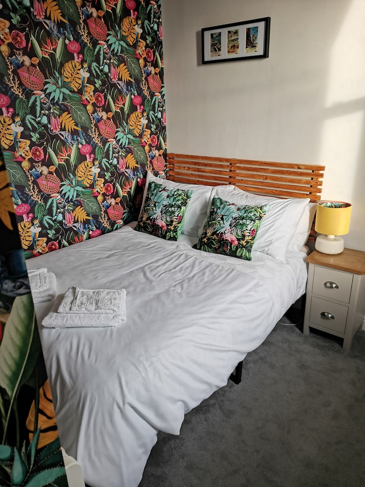 Upmarket 2 Bedroom Apartment With sea Views view 2