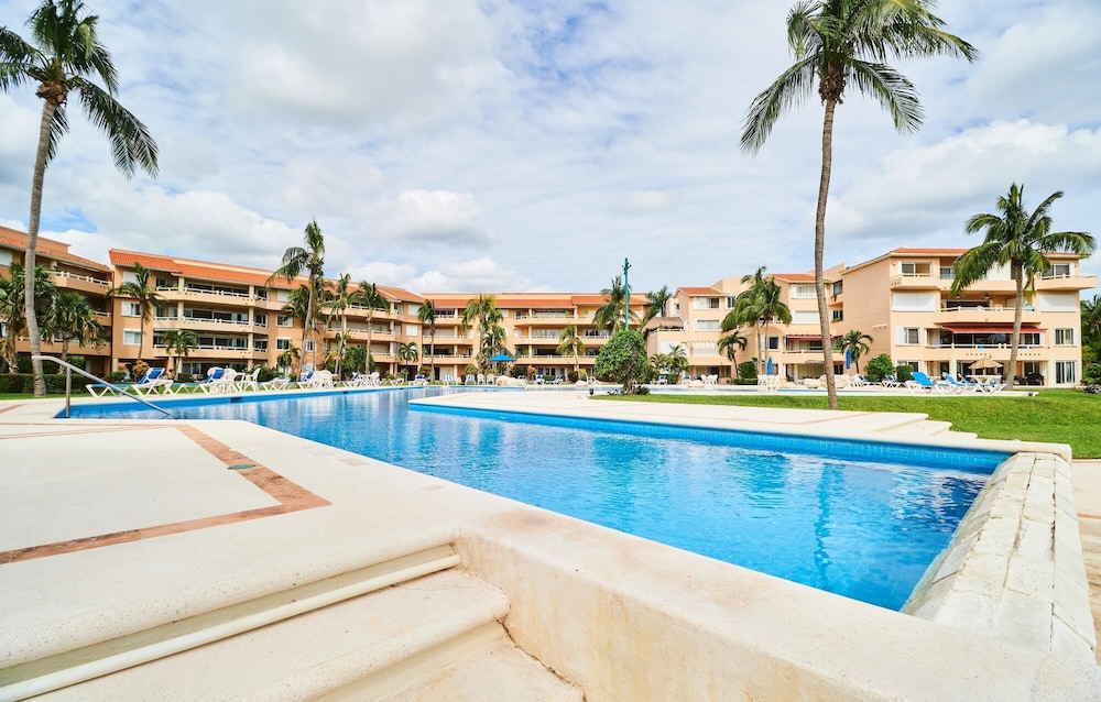 Peaceful Rustic Apartment Beachfront Swimming Pool Terrace Awesome Amenities view 4