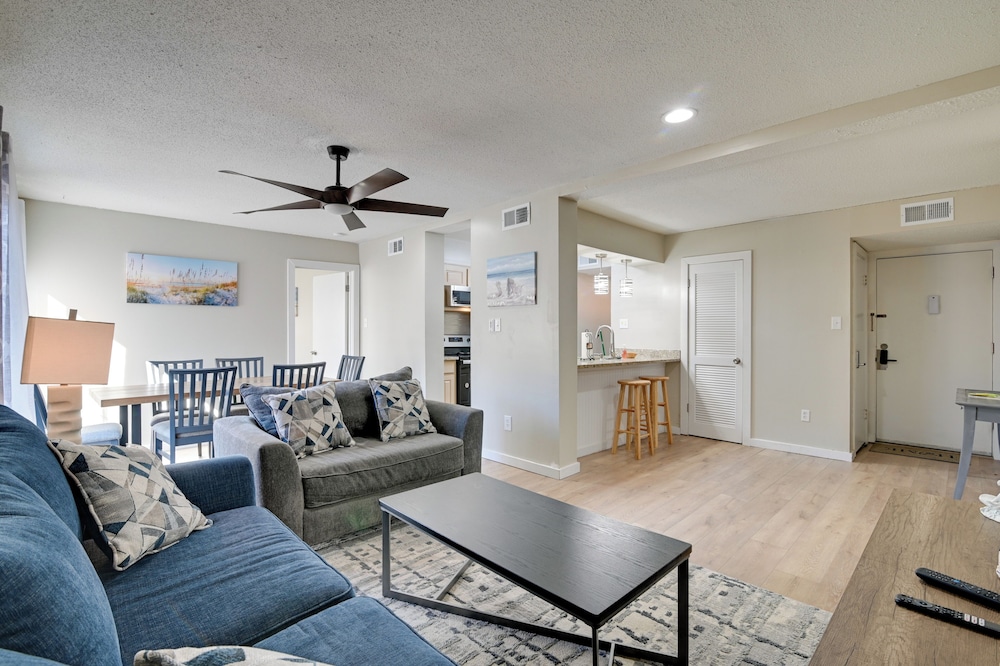 Walk to Beach + Pier: Myrtle Beach Getaway w/ Deck