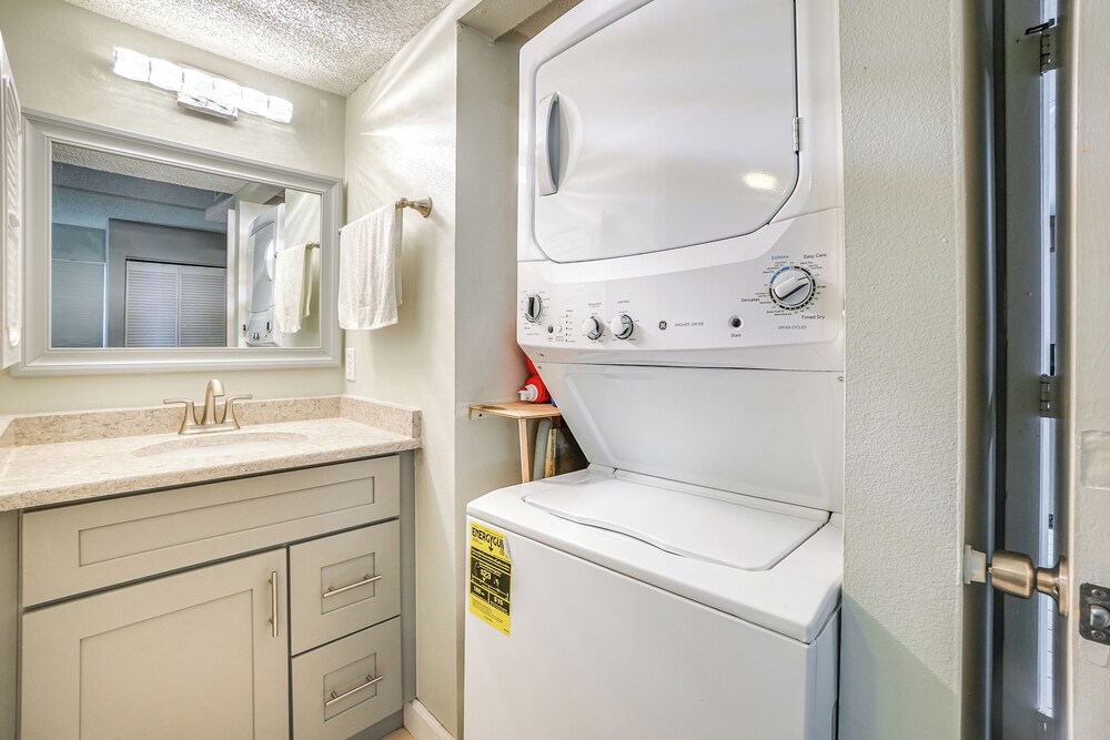 Pool Access & Waterfront Balcony: Hudson Condo!