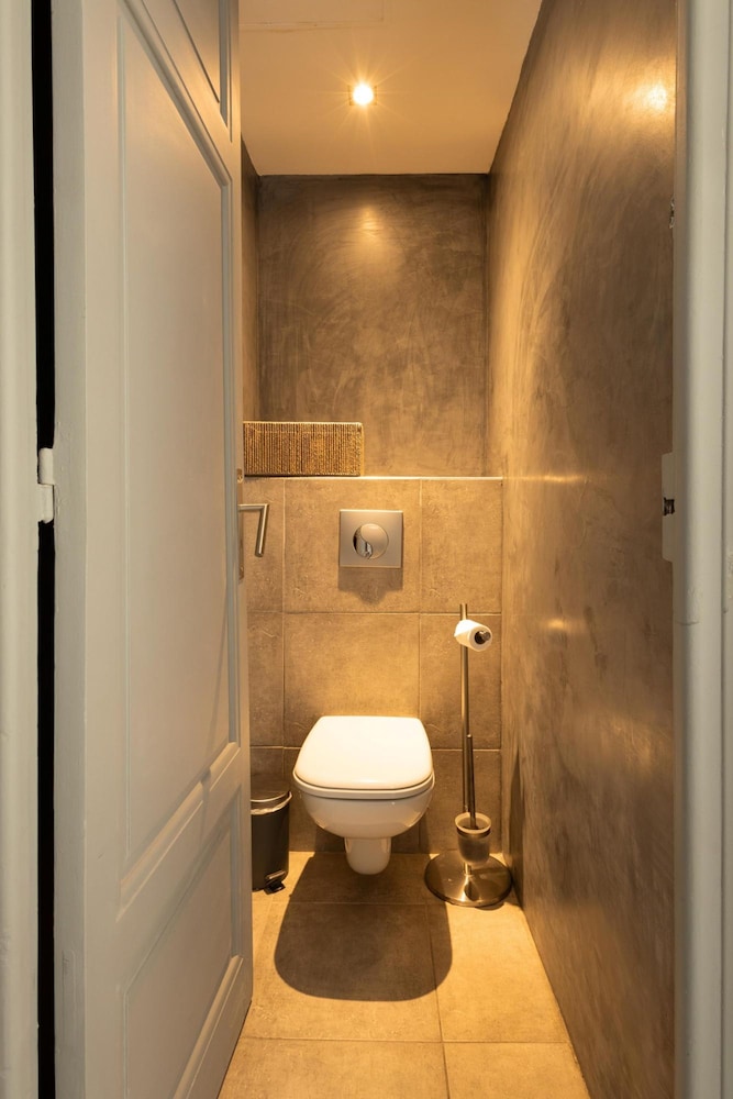 Centrally Located Modern 2 Bed Apartment in Cannes With Aircon and High Ceilings and Modern Design - 696