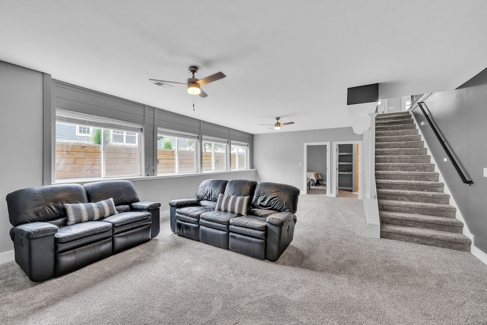 Pet-friendly Getaway With Golf & Private Patio Retreat 4 Bedroom Home