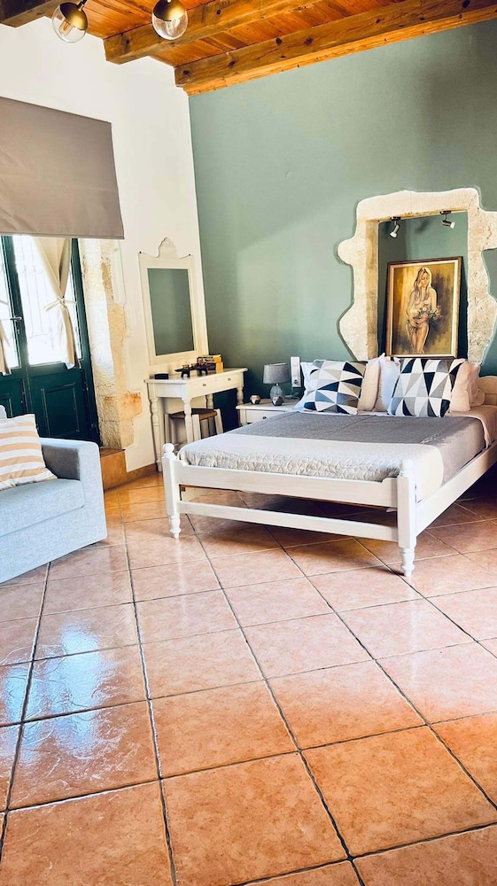 Skandalis Traditional Suites