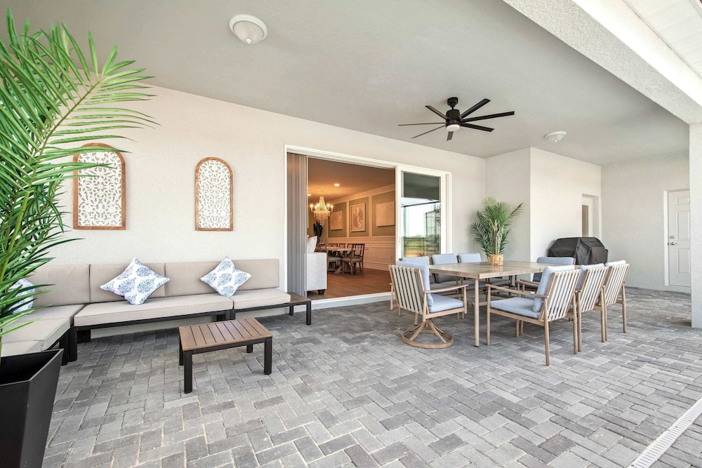 Bright & Spacious 7BR Pool Villa w/ Game Loft New Windsor Cay Resort Near Disney