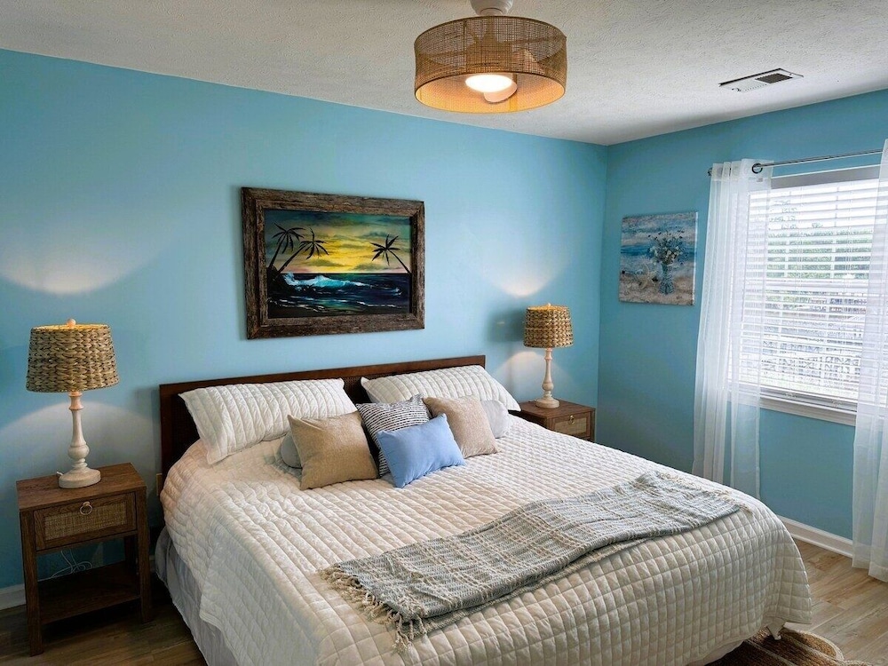 Waterway Village 27f 2 Bedroom Condo