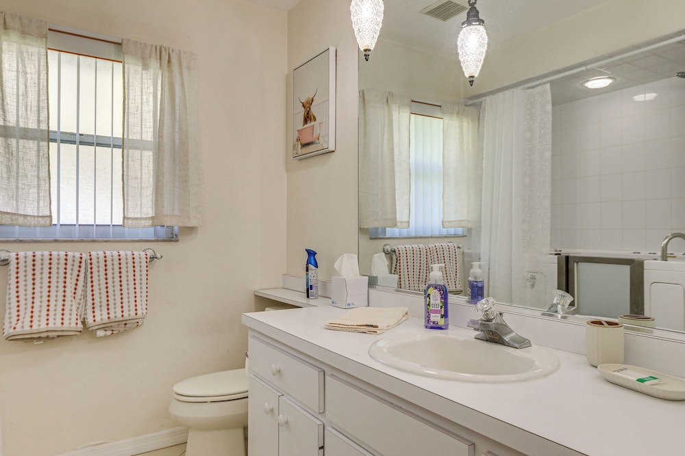 Sunny Sarasota Stay: Screened Pool + Pet Friendly