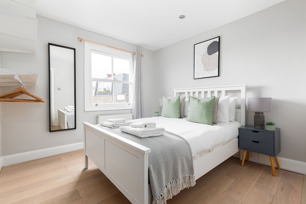 Radiant 2 Bed Flat near Portobello
