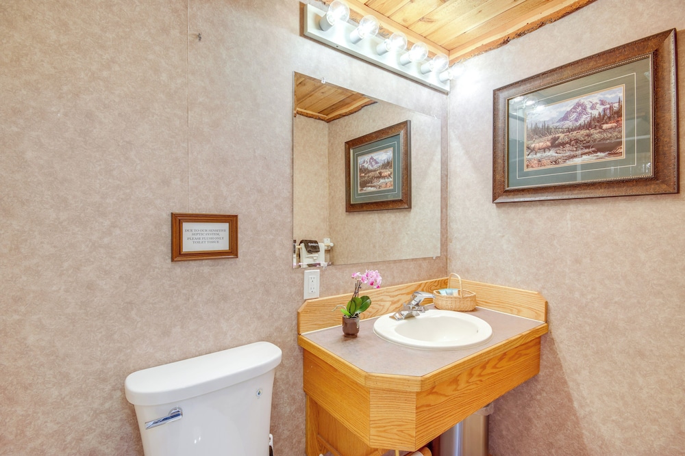 Spacious Yellowstone River Retreat w/ Trails!