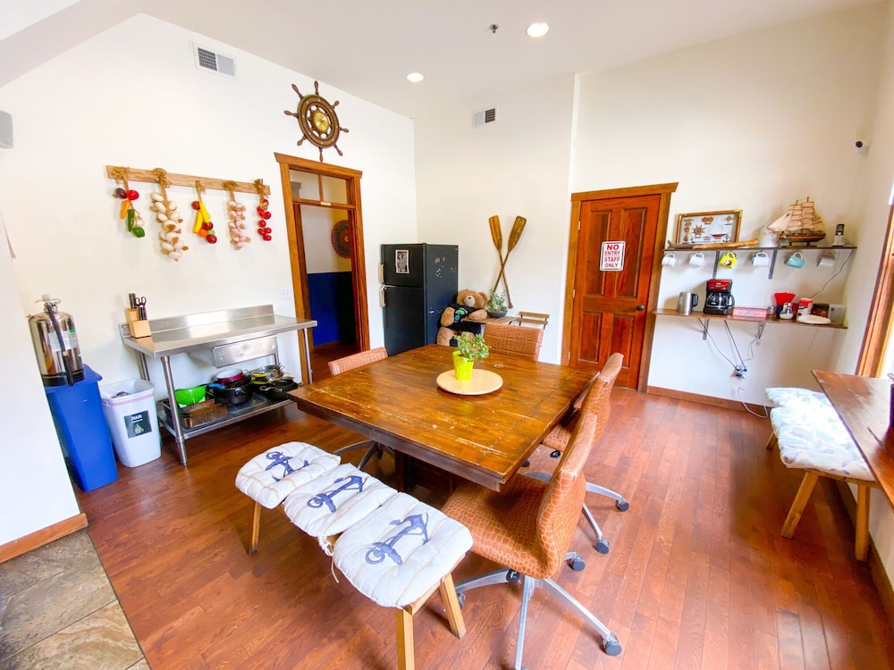 International Travelers House Hostel \- Downtown San Diego Little Italy.