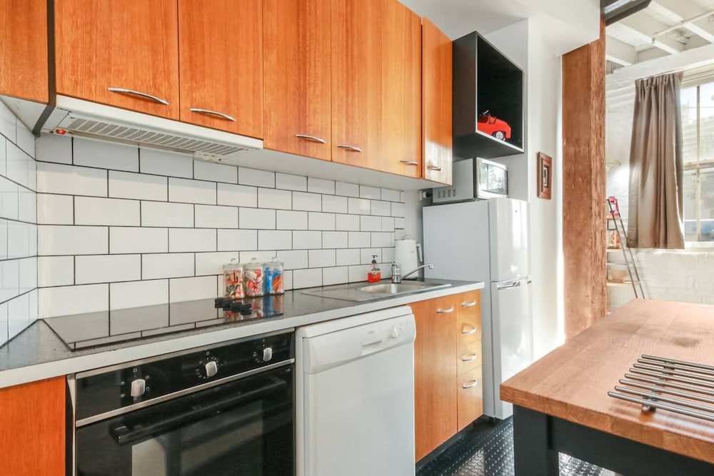 Spacious 1 Bedroom Apartment in Teneriffe, Brisbane view 2