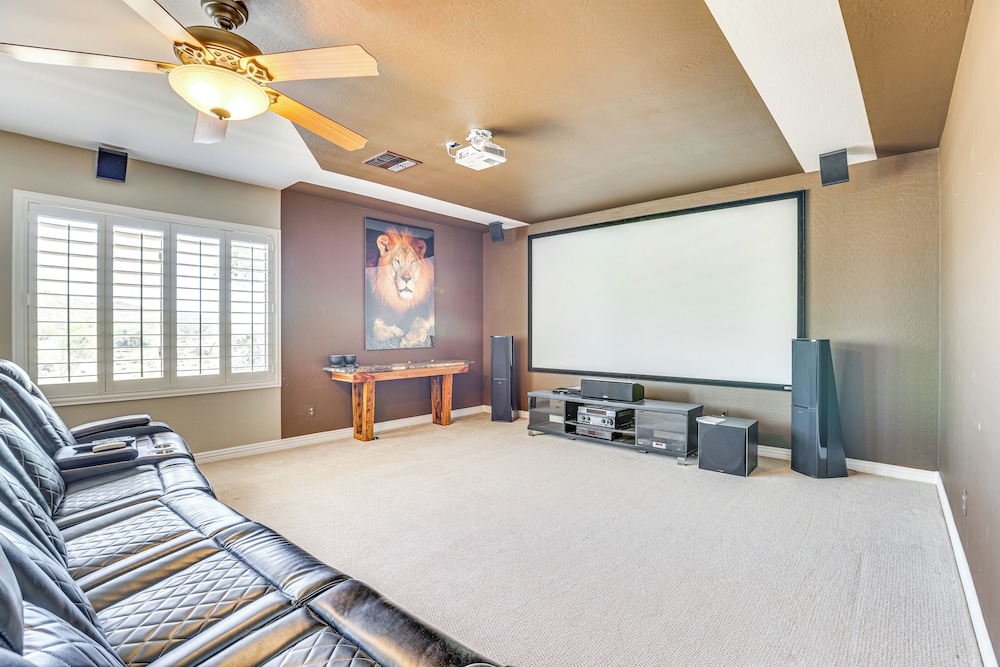 Luxe Mtn-view Mansion w/ Hot Tub in Phoenix!