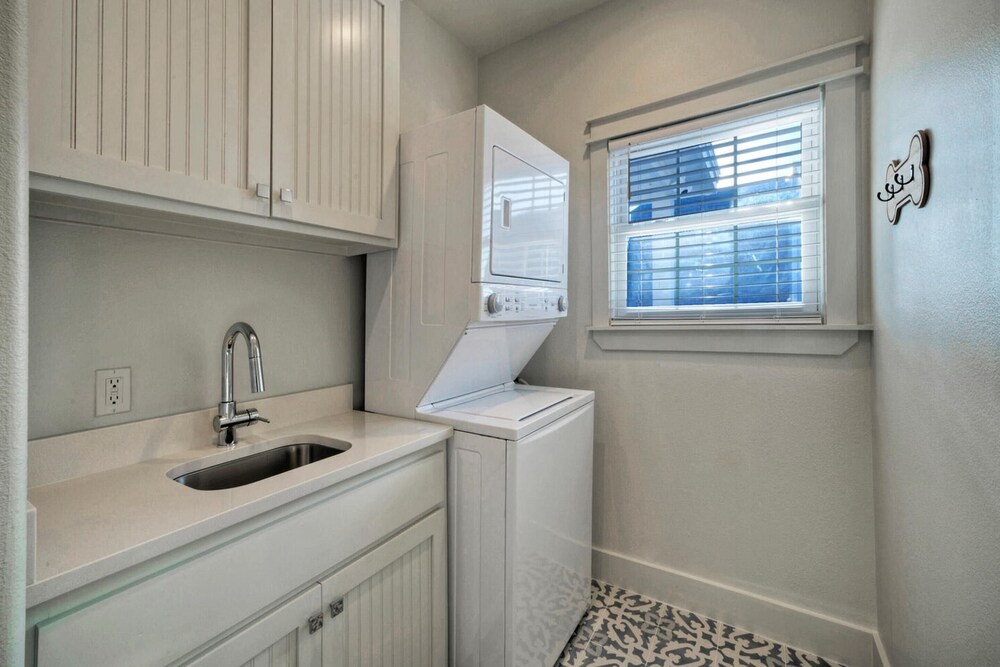 Priv Pool & Yard w/ Putting Green! Newly Remodeled Always Sunny by Avantstay view 4