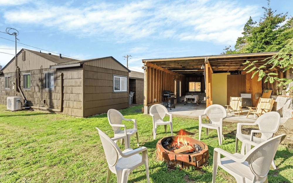 Walk to Beach & Shops Fireplace, Patio Dining & Firepit at Manzanita Ave