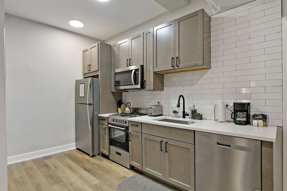 Sleek and Cozy 1BR Apartment - Hartrey G