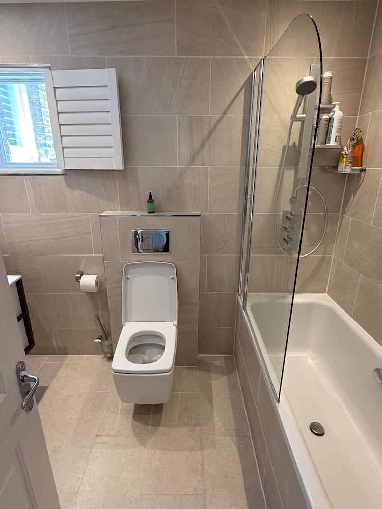 5 Bed House - Sleeps 8 - Pets - Parking - Wifi