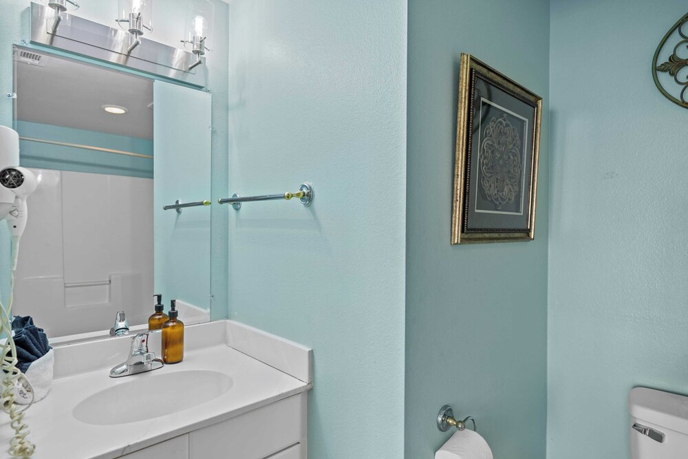 Relax at Panama City Beach Balcony, Parking, Walk to Dining