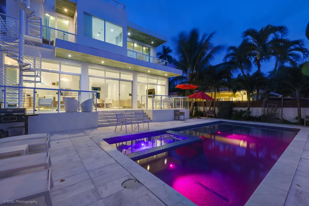 Miami Stunning Waterfront Villa Escape