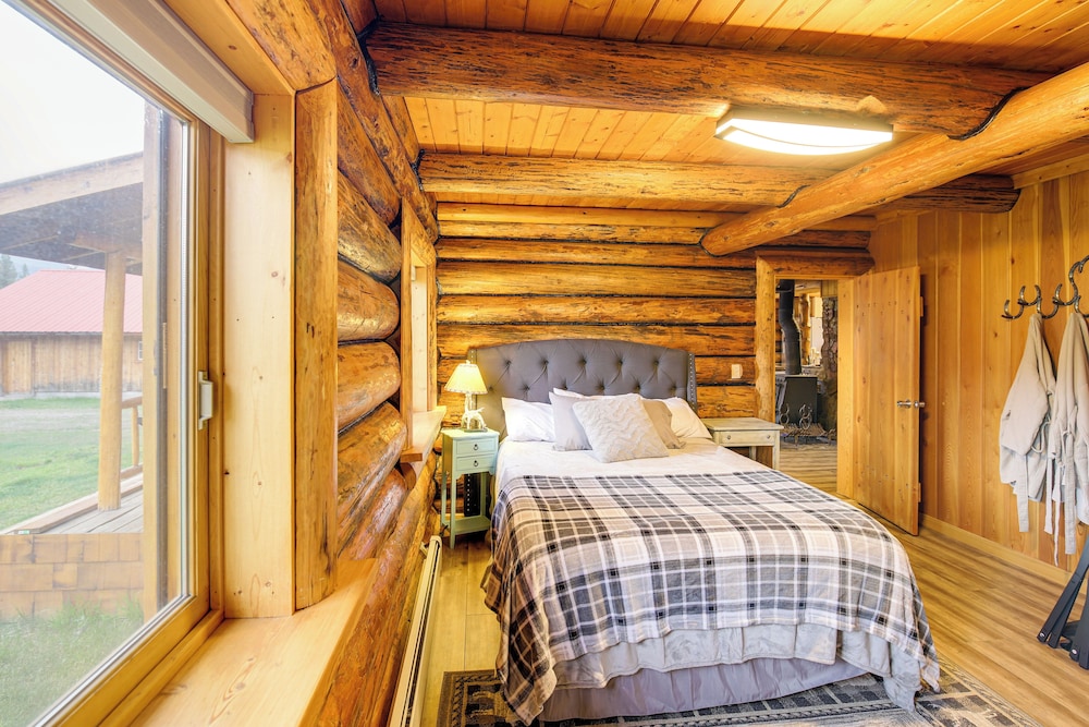 Fish & Hike: Seeley Lake Cabin on 2 + Acres!