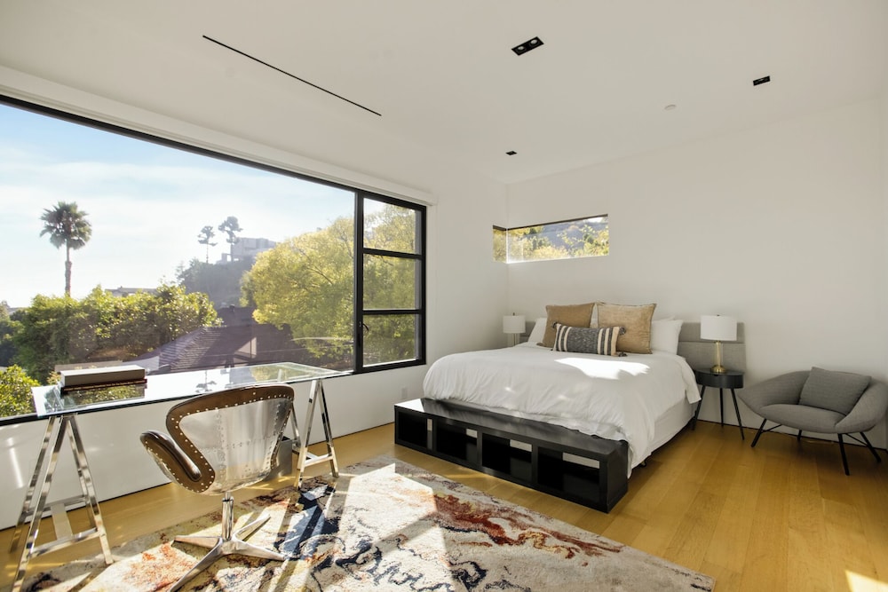 Belfast Estate - Mid-century Meets Modern - Luxe Poolside Villa