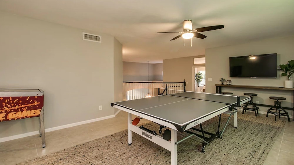 Massive 5 Bdrm Getaway W/pool, Hot Tub, Game Room!