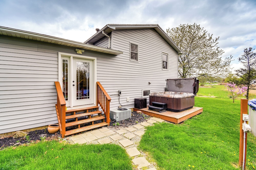 3 Mi to Erie Canal: Home w/ Hot Tub in Holley!