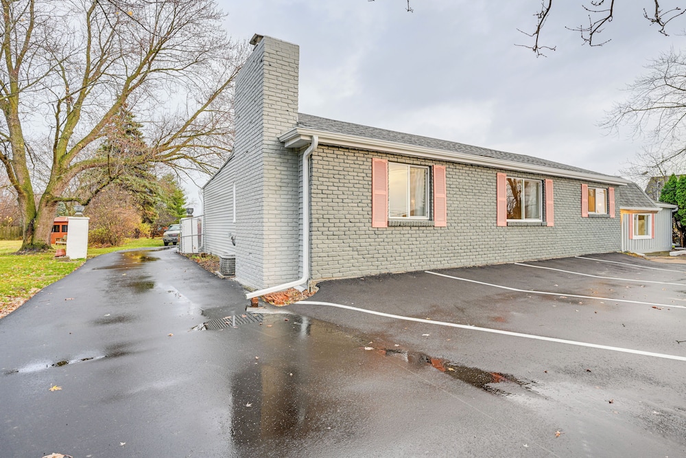 2 Mi to Downtown Flushing: Spacious Retreat!