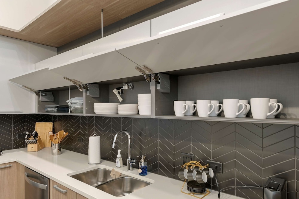 Downtown Charm 2BR Comfort Great Amenities