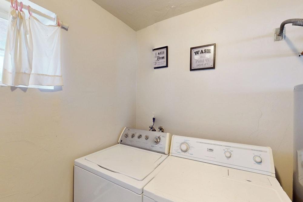 4BR Home w/ W & D, Private Backyard
