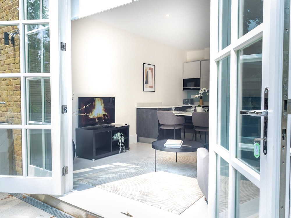 Little Venice Charm Cozy One-bedroom by Sojo Stay