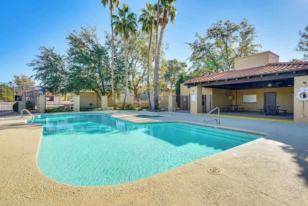 12 Mi to Dtwn Tucson: Tranquil Townhome w/ Office