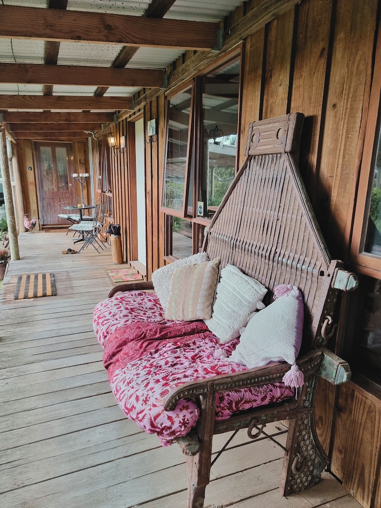 Rustic Country Lane Farmhouse in Lysterfield