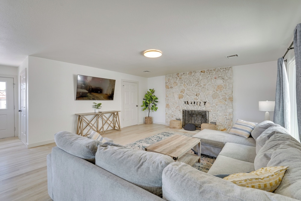 Pool, Game Room, Hot Tub: Lake Havasu City Oasis!
