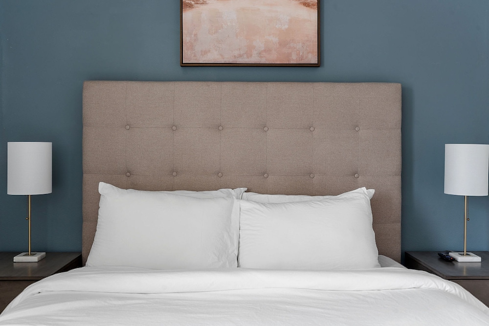 Urban Comfort King Bed Rooftop Backyard