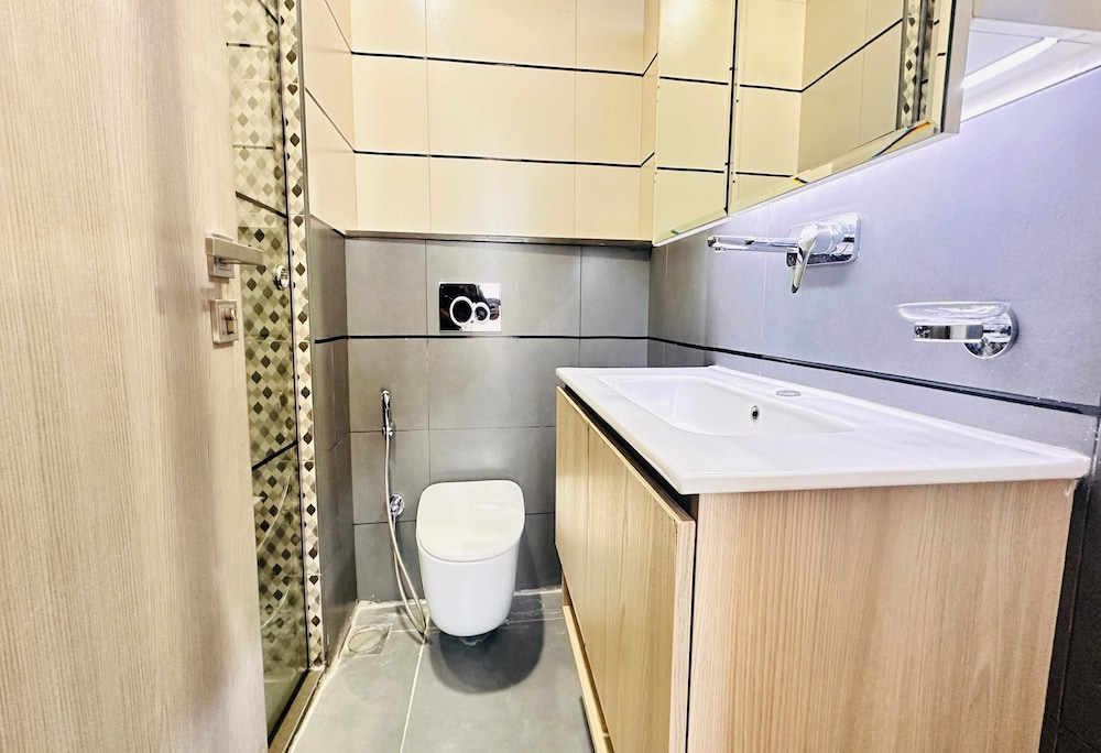 OYO HOME 1366 Standard One Bedroom Jvc