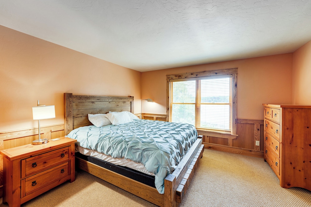 Hamlin Lake Retreat: Spacious Stay for Groups!