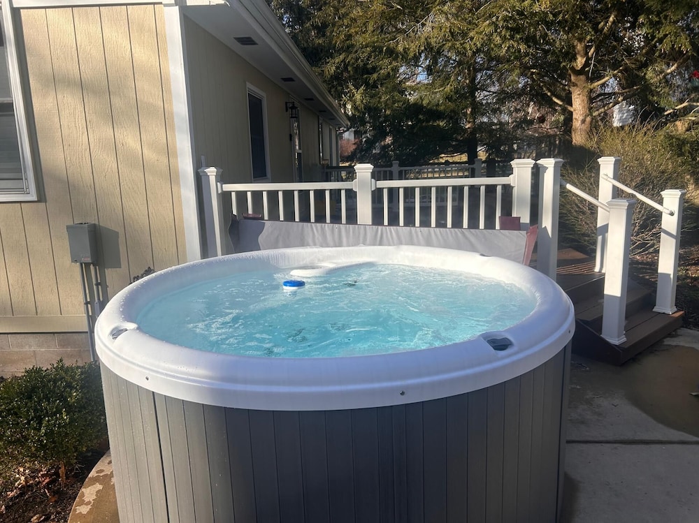 The Sharlene-hot tub Fenced Yard Steps to Douglas