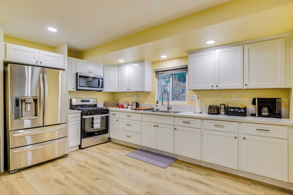4 Mi to Lake Arrowhead: Cabin w/ Grill & Deck!
