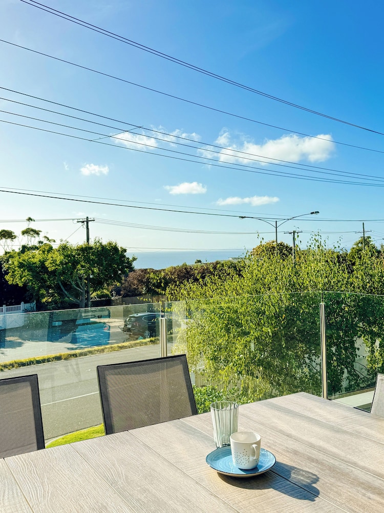 Modern Holiday House wth Bay View
