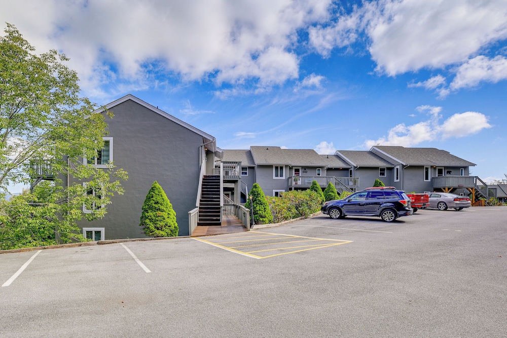 1 Mi to Slopes! Sugar Mountain Retreat w/ Views