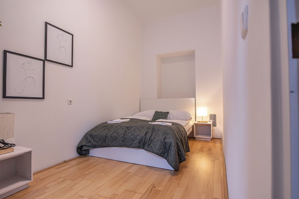 3 Apartments For 16 Near Lugner