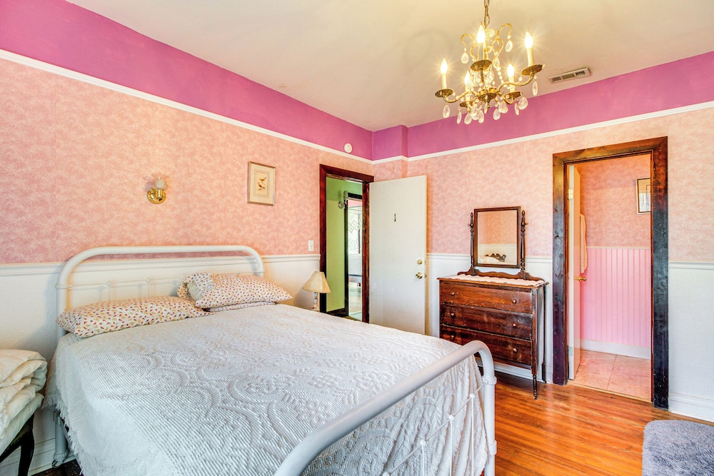 < 1 Mi to Downtown Abq: Historic Manor w/ Patio!